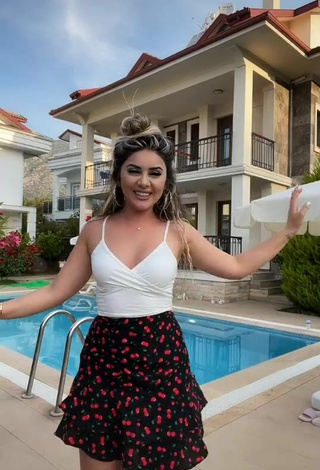 5. Luscious Gizemjelii in White Crop Top at the Swimming Pool