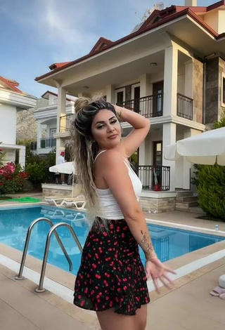 6. Luscious Gizemjelii in White Crop Top at the Swimming Pool