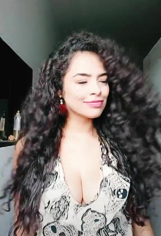 2. Erotic Gleidy Rojas Shows Cleavage in Top and Bouncing Breasts