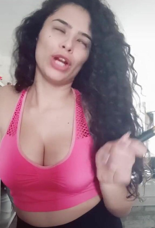 5. Sexy Gleidy Rojas Shows Cleavage in Pink Sport Bra