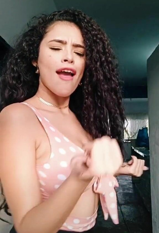 5. Sexy Gleidy Rojas Shows Cleavage in Polka Dot Top