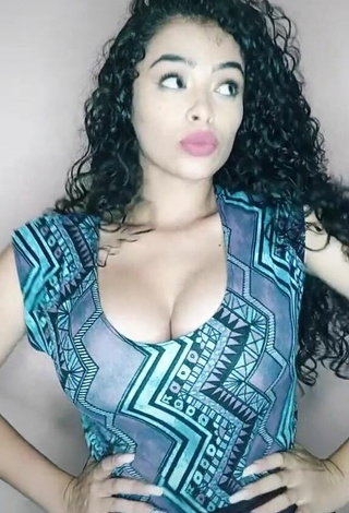 3. Breathtaking Gleidy Rojas Shows Cleavage in Top and Bouncing Boobs