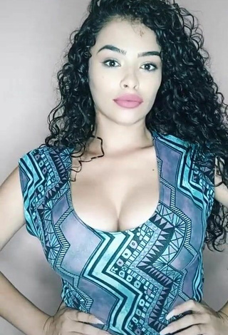 4. Breathtaking Gleidy Rojas Shows Cleavage in Top and Bouncing Boobs