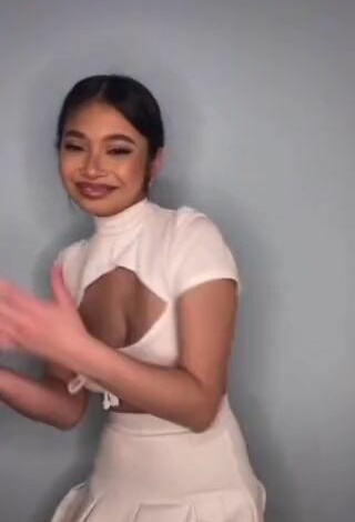 2. Luscious Taylah Albert in Crop Top and Bouncing Boobs