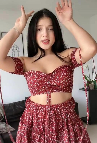 4. Beautiful Carolina Bell Shows Cleavage in Sexy Red Crop Top and Bouncing Tits