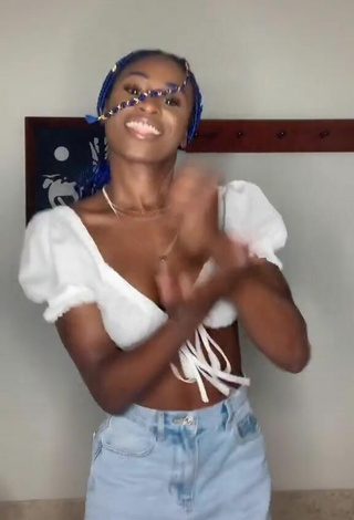 2. Beautiful Oluwanifewa Agunbiade Shows Cleavage in Sexy White Crop Top and Bouncing Tits