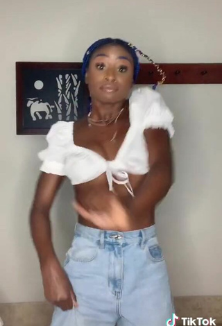 3. Beautiful Oluwanifewa Agunbiade Shows Cleavage in Sexy White Crop Top and Bouncing Tits