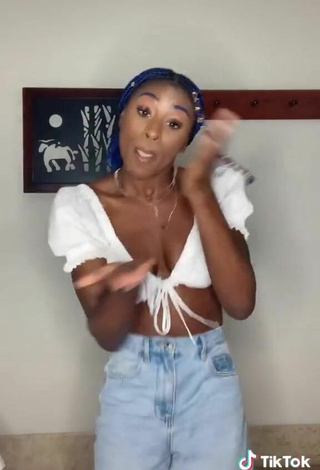 4. Beautiful Oluwanifewa Agunbiade Shows Cleavage in Sexy White Crop Top and Bouncing Tits