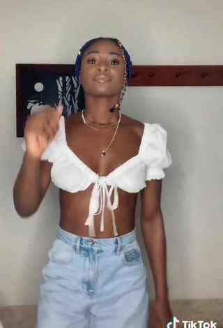 5. Beautiful Oluwanifewa Agunbiade Shows Cleavage in Sexy White Crop Top and Bouncing Tits