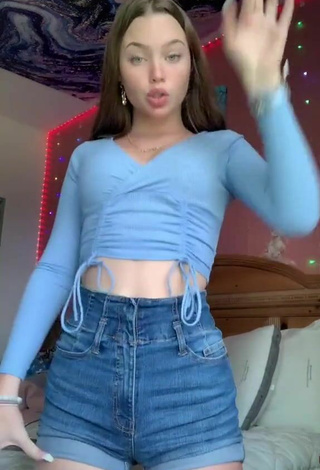 4. Sexy Itspeytonbabyy Shows Cleavage in Blue Crop Top and Bouncing Boobs