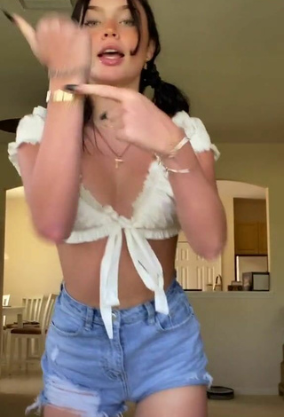 4. Amazing Itspeytonbabyy in Hot White Crop Top