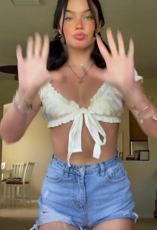 6. Amazing Itspeytonbabyy in Hot White Crop Top