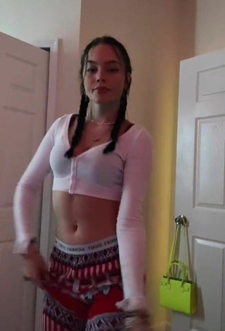 3. Really Cute Itspeytonbabyy in White Crop Top