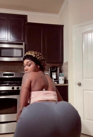 Sultry Jania Bania Shows Big Butt while Twerking