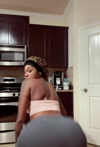 2. Sultry Jania Bania Shows Big Butt while Twerking