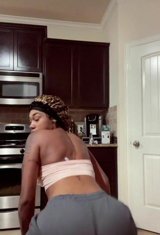 3. Sultry Jania Bania Shows Big Butt while Twerking