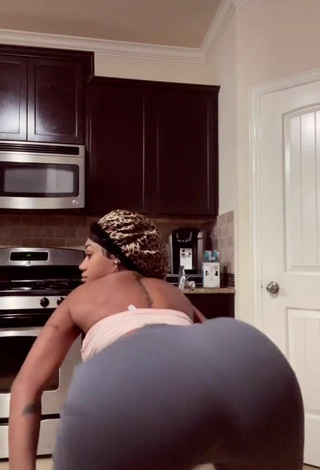 5. Sultry Jania Bania Shows Big Butt while Twerking