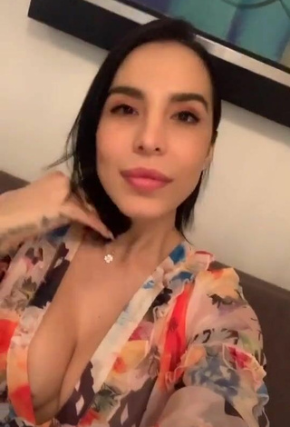 Jessi Pereira Demonstrates Lovely Cleavage