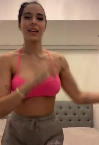 Sexy Jessi Pereira Shows Cleavage in Pink Sport Bra and Bouncing Tits