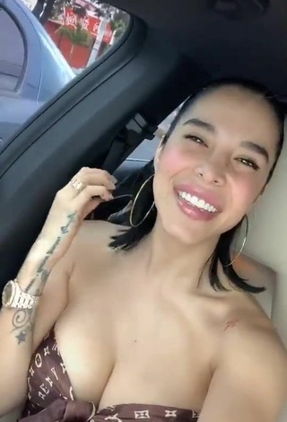 3. Pretty Jessi Pereira Shows Cleavage in Crop Top in a Car