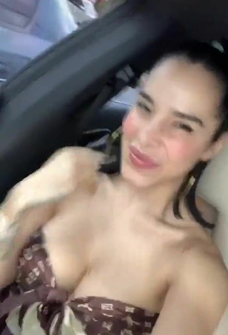 5. Pretty Jessi Pereira Shows Cleavage in Crop Top in a Car