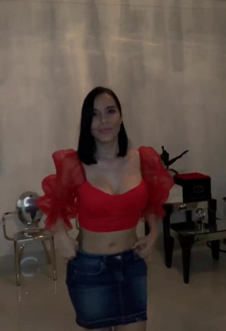 2. Beautiful Jessi Pereira Shows Cleavage in Sexy Red Crop Top