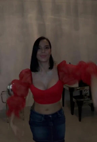 3. Beautiful Jessi Pereira Shows Cleavage in Sexy Red Crop Top