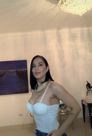 Sweet Jessi Pereira Shows Cleavage in Cute White Crop Top and Bouncing Boobs