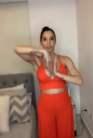 2. Erotic Jessi Pereira Shows Cleavage in Orange Crop Top