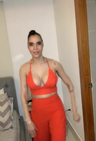 3. Sexy Jessi Pereira Shows Cleavage in Orange Crop Top