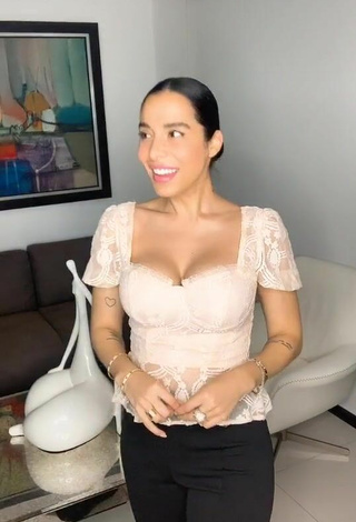 3. Cute Jessi Pereira Shows Cleavage in Beige Top