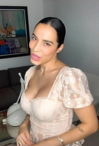 5. Cute Jessi Pereira Shows Cleavage in Beige Top