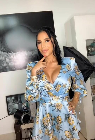 Jessi Pereira Shows her Sexy Cleavage