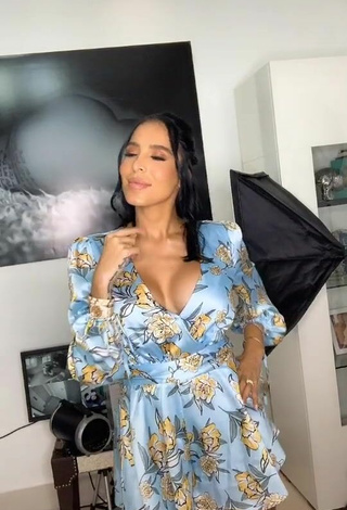 2. Jessi Pereira Shows her Sexy Cleavage