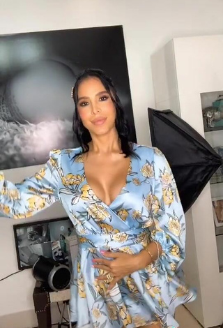 3. Jessi Pereira Shows her Sexy Cleavage