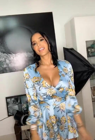 6. Jessi Pereira Shows her Sexy Cleavage