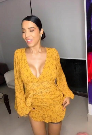 Elegant Jessi Pereira Shows Cleavage