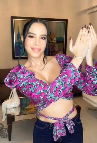 5. Sweetie Jessi Pereira Shows Cleavage in Floral Crop Top