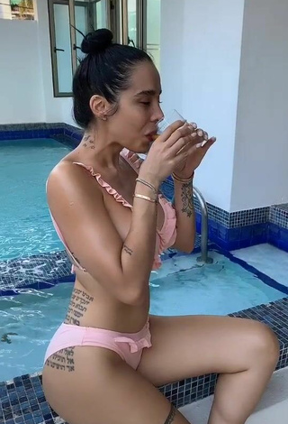 Sexy Jessi Pereira Shows Cleavage in Pink Bikini at the Swimming Pool (Side Boob)