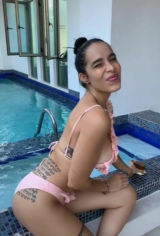 2. Sexy Jessi Pereira Shows Cleavage in Pink Bikini at the Swimming Pool (Side Boob)