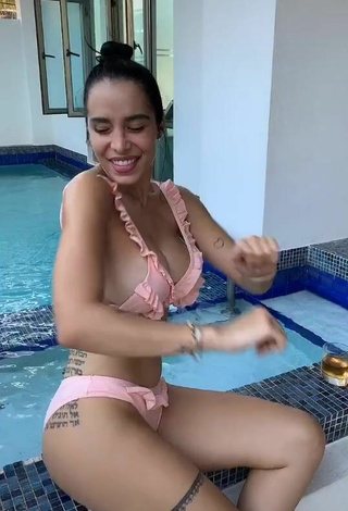 5. Sexy Jessi Pereira Shows Cleavage in Pink Bikini at the Swimming Pool (Side Boob)