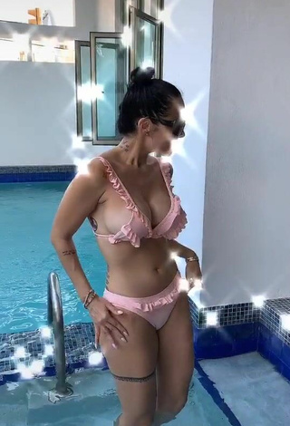 Hot Jessi Pereira Shows Cleavage in Pink Bikini at the Swimming Pool (Side Boob)