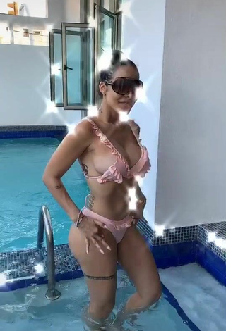 3. Hot Jessi Pereira Shows Cleavage in Pink Bikini at the Swimming Pool (Side Boob)