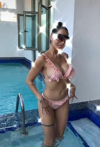 4. Hot Jessi Pereira Shows Cleavage in Pink Bikini at the Swimming Pool (Side Boob)