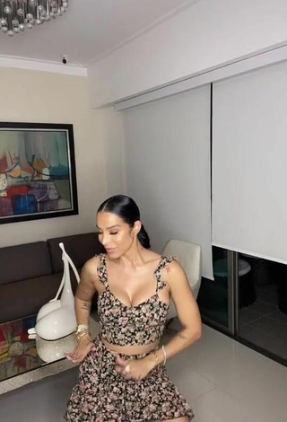 2. Fine Jessi Pereira Shows Cleavage in Sweet Floral Crop Top (Side Boob)