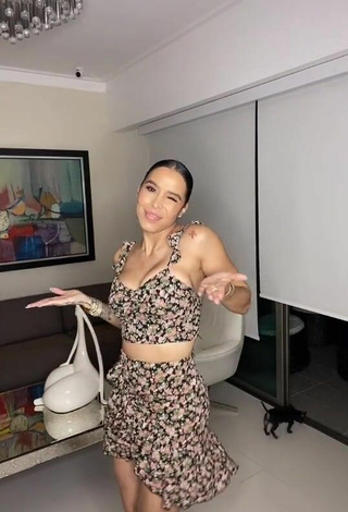 4. Fine Jessi Pereira Shows Cleavage in Sweet Floral Crop Top (Side Boob)