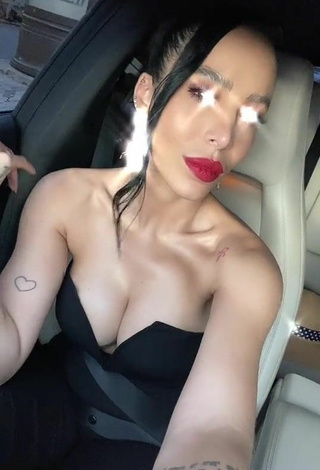 Jessi Pereira is Showing Sexy Cleavage in a Car