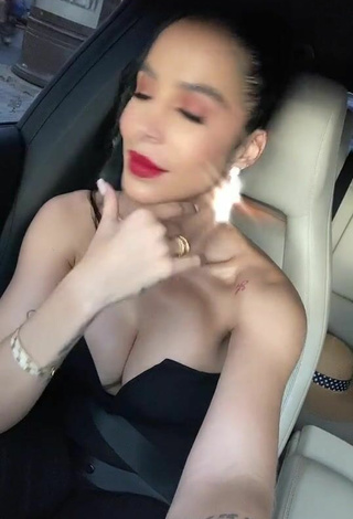 2. Jessi Pereira is Showing Sexy Cleavage in a Car