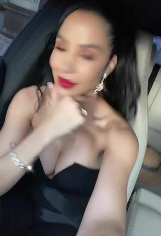 3. Jessi Pereira is Showing Sexy Cleavage in a Car