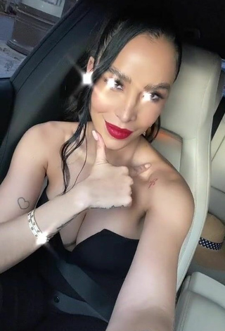 4. Jessi Pereira is Showing Sexy Cleavage in a Car